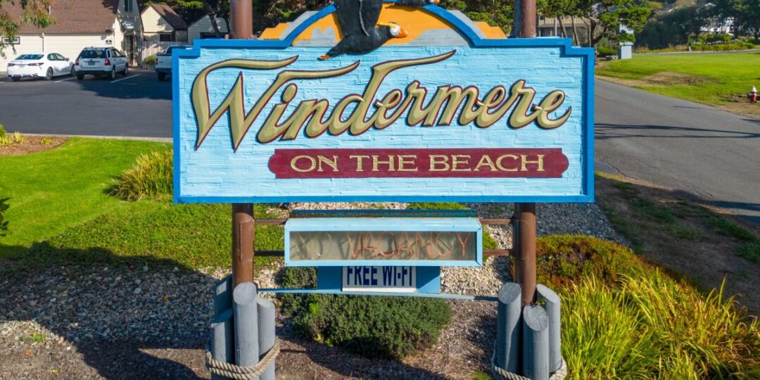 Windermere on the Beach Sign - A Bandon Hotel